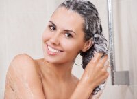 Šį triuką turėtų žinoti kiekviena brunetė: štai kodėl rudus plaukus pataria plauti mėlynu šampūnu