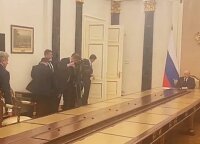 [Delfi trumpai] Vaizdo įrašas: Putinas nurodinėjo pareigūnui, kur jam sėstis