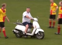 Su mopedu į futbolo aikštę: vyras liejo pyktį dėl išgąsdinto savo žirgo