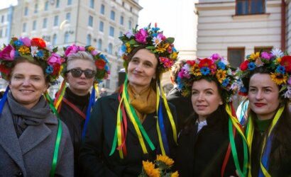 Saulėgrąžų žiedais nešinos moterys rinkosi prie Ukrainos ambasados: ukrainietės šiandien kovoja už mūsų visų laisvę