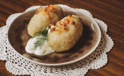 Pirmosios šviežios lietuviškos bulvės: ūkininkas paaiškino, kodėl cepelinų iš jų pagaminti nepavyks