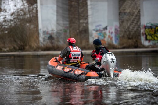 Vilniuje po Valakampių tiltu, Neries upėje, rastas nuskendęs motociklas motociklo savininkas pranešė apie vagystę