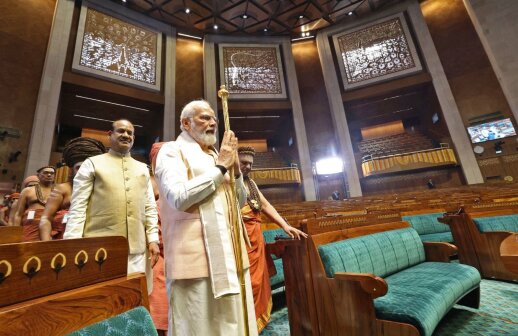 Hindų nacionalistas ministras pirmininkas iškilmingai atidarė naująjį Indijos parlamento pastatą