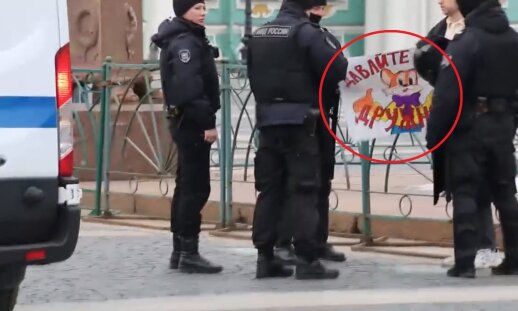 [Delfi trumpai] Rusijoje sulaikytas vyras su katino Leopoldo plakatu (video)
