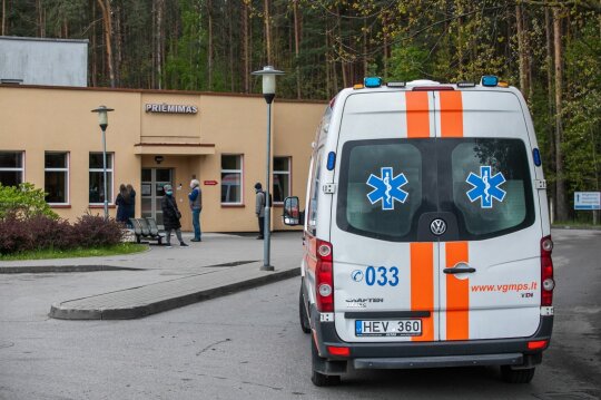 Naujausi tyrimai griauna viltis, kad COVID-19 praeina be pėdsako: nuo „smegenų rūko“ iki anksčiau nejaustų baimių