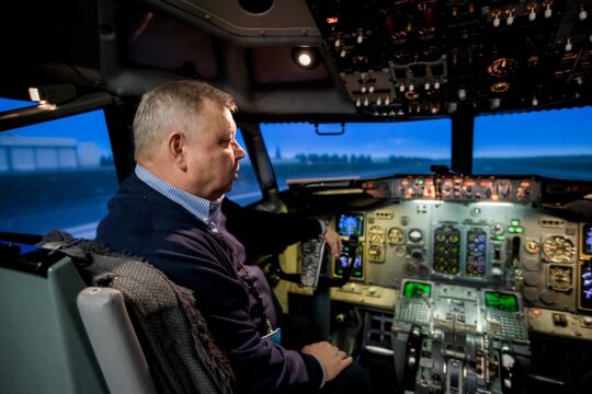 43 metų patirtį turintis lėktuvo kapitonas – apie sveikatos būklę, algą ir pilotų romanus su stiuardesėmis