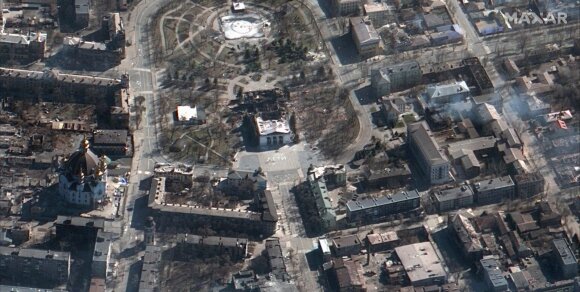 Palydovo nuotrauka rodo atakos prieš Mariupolio dramos teatrą Ukrainoje ir jo apylinkėse padarinius