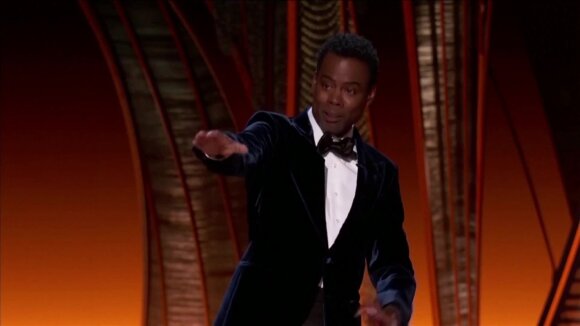 „Oskarų“ scenoje – netikėtas incidentas: atbėgęs iš salės Willas Smithas vožė apie jo žmoną pajuokavusiam Chrisui Rockui į veidą