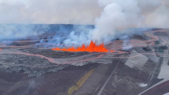 Havajuose išsiveržė didžiausias pasaulyje ugnikalnis Mauna Loa.