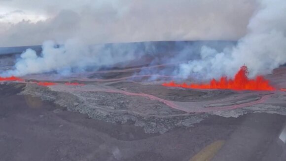 Vaizdai lyg iš pragaro: po 38 metus trukusio miego išsiveržė didžiausias pasaulyje ugnikalnis – dangus tapo raudonas, plūsta lavos upės
