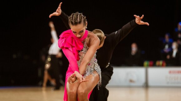 10 šokių disciplinos varžybose poros šoka standartinius ir Lotynų Amerikos šokius / FOTO: V. Kučiariavy