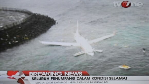 Balyje tūpdamas „Boeing 737” su daugiau kaip 100 keleivių nuslydo nuo tako į jūrą
