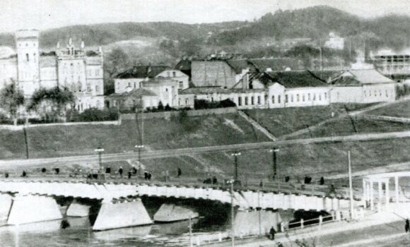 Laikinas tiltas per Nerį šiandieninio Žaliojo tilto vietoje atidarytas 1945 m. gegužės 5 d. (Šaltinis: „Vilniaus miesto istorija“, 1972 m.)