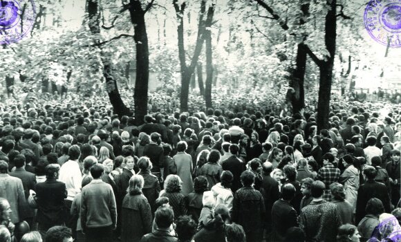 R. Kalantos žūties vietoje susirinkę antisovietinės manifestacijos dalyviai. Kaunas, 1972 m. gegužės 18 d. Nuotrauka iš Lietuvos ypatingojo archyvo