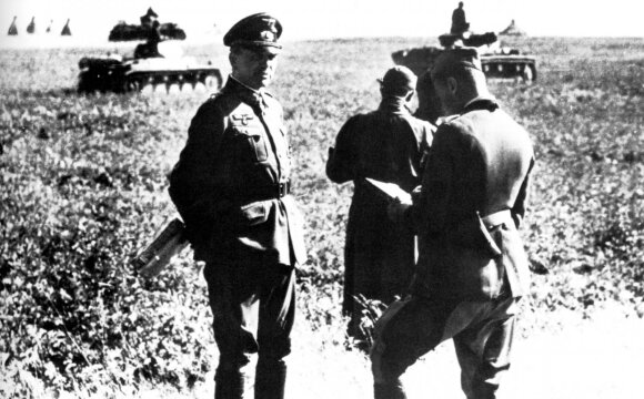 Tuometis 2-osios tankų grupės („Panzergruppe 2“) vadas generolas H. Guderianas po Roslavlio puolimo. 1941 m. rugpjūtis.