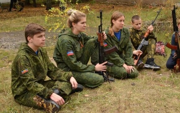 "Победоносие", боевые навыки и атаки дронами-камикадзе. Как российские оккупанты милитаризируют украинских детей