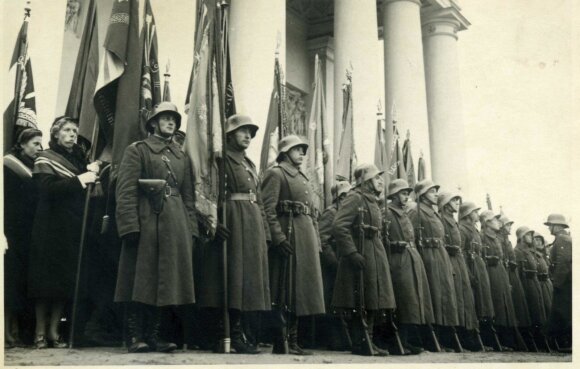 Lietuvos kariai išsirikiavę prie Vilniaus Katedros 1939 m. spalio mėn.