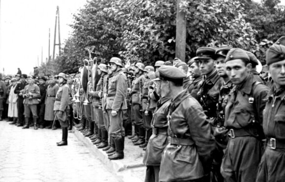 Raudonosios armijos  ir vokiečių vermachto kariai Breste bendrame parade. 1939 m. rugsėjo 22 d.