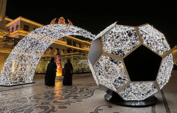 Pasaulio futbolo čempionatui skirti papuošimai Dohoje