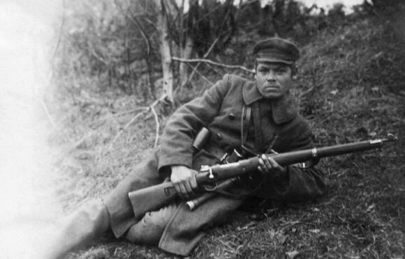 Lietuvos kariuomenes pėstininkas fronte, vilkintis amerikietiška miline, ginkluotas vokišku 1989 m. modelio b tipo „Mauser“ karabinu. 1919-1920, VDKM