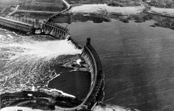 1941 m. sovietų susprogdinta Dniepro užtvanka. Vokiečių lėktuvo piloto nuotrauka. Knygos „Išdeginta žemė“ iliustracija
