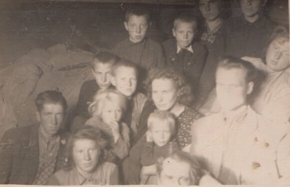 Lietuviai tremtiniai pakeliui į Sibirą. Centre – B. ir I. Jablonskių šeima. Vienintelė Lietuvoje žinoma nuotrauka iš gyvulinio tremties vagono. 1951 m. I. Jablonskio nuotrauka iš jo archyvo