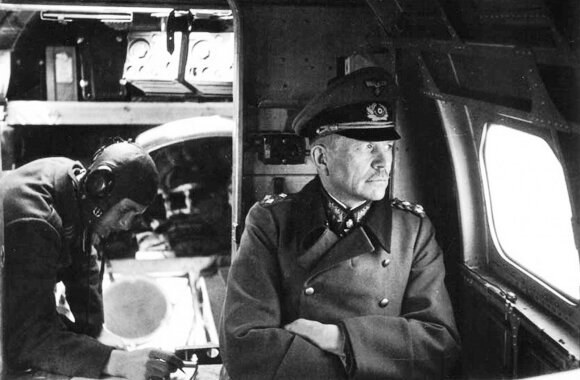 Generolas pulkininkas H. Guderianas lėktuve virš fronto.