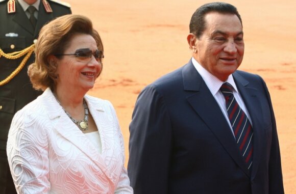 Buvęs Egipto prezidentas H.Mubarakas su žmona Suzanne