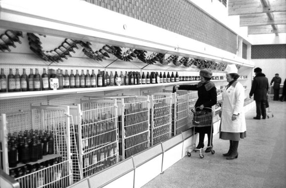 „Žalgirio“ maisto prekių parduotuvė. 1982. J. Juknevičiaus nuotr., Lietuvos centrinis valstybės archyvas (LCVA).