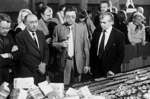 SSRS prokuratūros tyrimo grupės, iš valstybės pareigūnų mafijos ėmusios kyšius, konfiskuotų brangenybių dalis. 1988 m. balandis, leidyklos „Briedis“ nuotr.