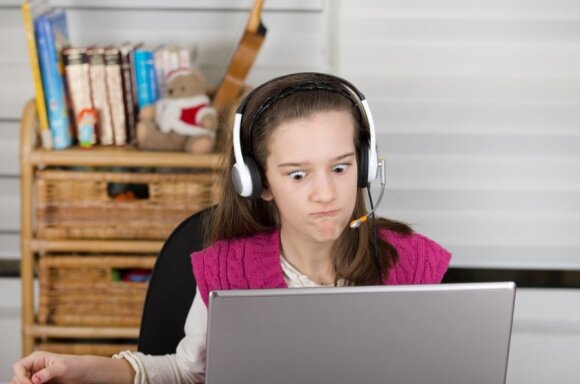 vaikas, mergaitė, paauglė, kompiuteris, muzika, ausinukai, pyktis, agresija, patyčios