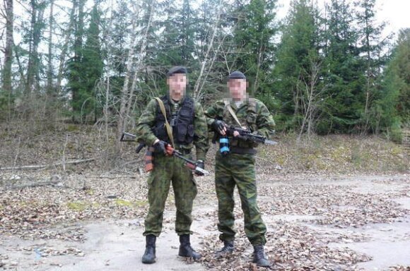 Pareigūnas su kolega iš Lietuvos kariuomenės puozuoja su rusiško pavyzdžio karinėmis uniformomis