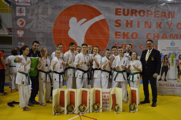 Kielcuose Europos jaunučių ir jaunimo kiokušin karatė čempionate lietuviai iškovojo 8 titulus (Arnoldo Grevo nuotr.)