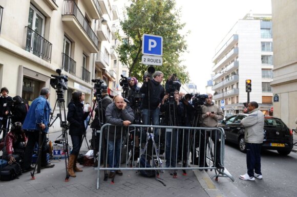 Žurnalistai prie ligoninės laukia Carlos Bruni-Sarkozy