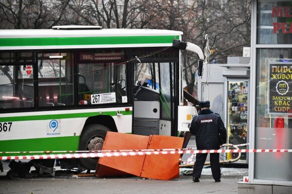 Москва: рейсовый автобус врезался в остановку, трое пострадавших