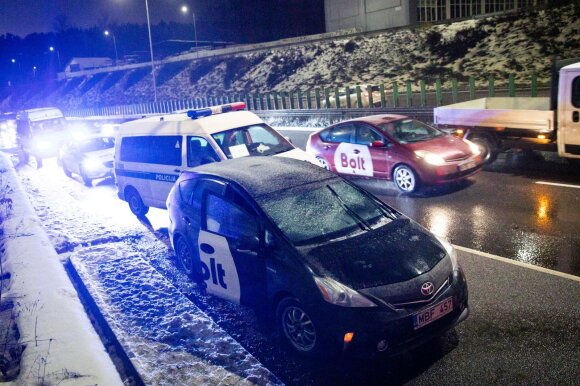 Aiškėja aplinkybės dėl „Bolt“ siautėjimo Vilniuje – taranuodamas policijos automobilį pavežėjas asfaltu vilko du pareigūnus