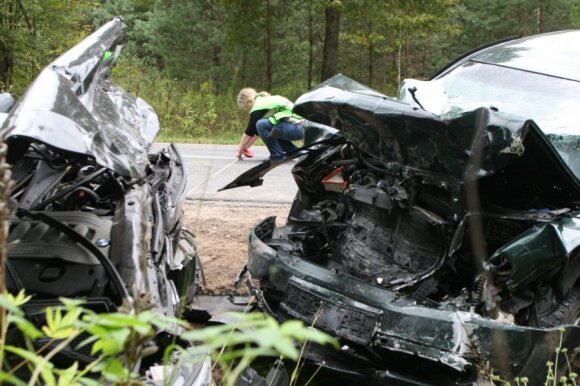 Trakų r. susidūrė BMW ir „Škoda“– keturi žmonės sunkiai sužaloti