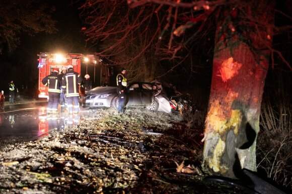 Iš draugo laidotuvių – mirties keliu: BMW lūžo perpus, nebuvo jokių galimybių išgyventi