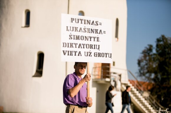 Mitingo organizatoriai paskelbė rezoliuciją: atšaukti galimybių pasą ir tris ministrus