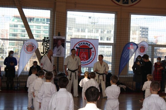 Karatė šventė socialiai pažeidžiamiems vaikams: surengtas pirmasis egzaminas projekto „Karate draugai“ dalyviams