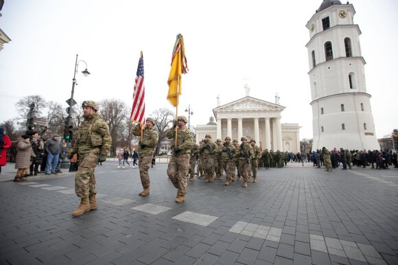 Jungtinių Amerikos Valstijų kariai, Minint Lietuvos Kariuomenės dieną, žygiuoja Gedimino prospektu