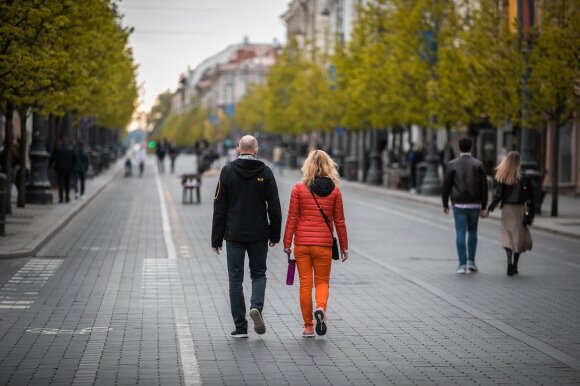 Lietuvoje oficialiai atšauktas karantinas: ekspertai įspėja – švęsti dar gerokai per anksti