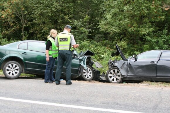 Trakų r. susidūrė BMW ir „Škoda“– keturi žmonės sunkiai sužaloti