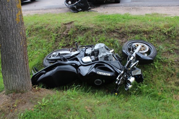 Automobilį lenkęs motociklininkas lūžius ir traumas gydosi ligoninėje