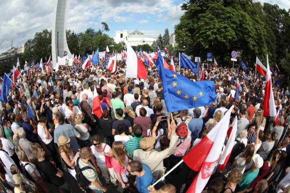 Lenkai vėl protestuoja prieš valdžią – kas ten vyksta?