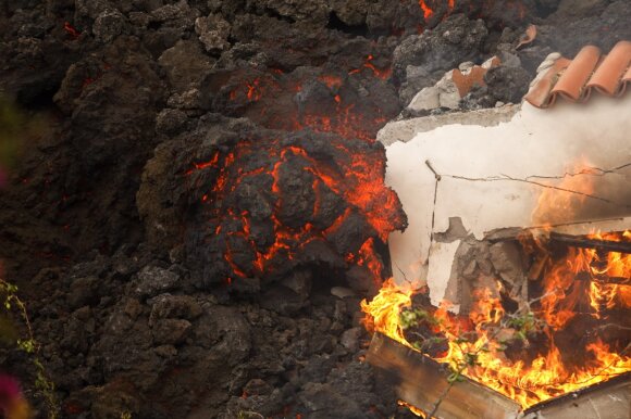 Turistų mėgiamoje Kanarų saloje lava naikina viską savo kelyje