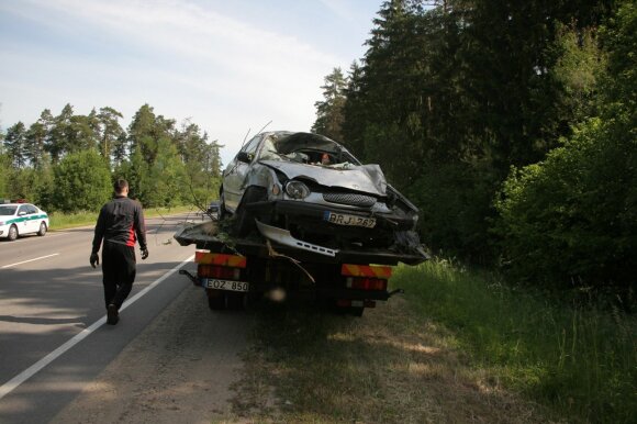 Po susidūrimo su briedžiu į mišką nulėkusio automobilio niekas ilgai nepastebėjo, vairuotojas mirė