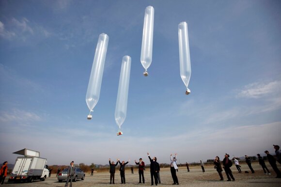 Perbėgėliai iš Šiaurės Korėjos paleido balionų su Pchenjaną kritikuojančiomis skrajutėmis