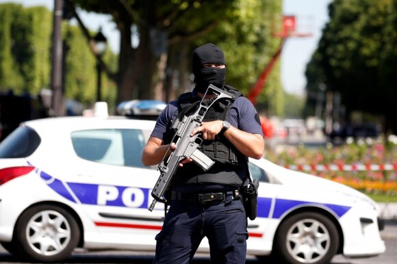 Paryžiaus Eliziejaus laukuose sujudimas – vyras įvažiavo į policijos automobilį