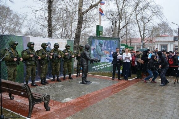В Амурской области России открыли памятник "вежливым людям"